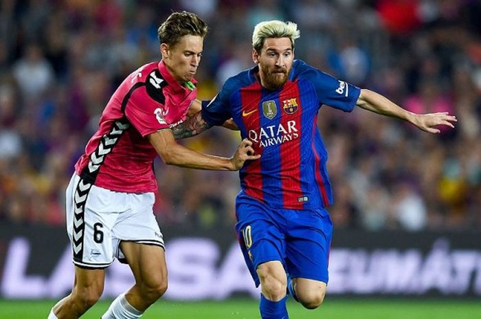 Gelandang Deportivo Alaves, Marcos Llorente (kiri), berupaya menghadang pergerakan striker Barcelona, Lionel Messi, dalam laga lanjutan Liga Spanyol 2016-2017 di Stadion Camp Nou, Barcelona, (10/9/2017).