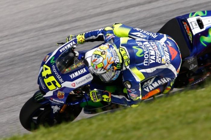 MOTOGP.COM Pebalap Movistar Yamaha asal Italia, Valentino Rossi, memacu motornya pada hari kedua tes pramusim MotoGP 2016 di Sirkuit Sepang, Malaysia, Selasa (2/2/2016).