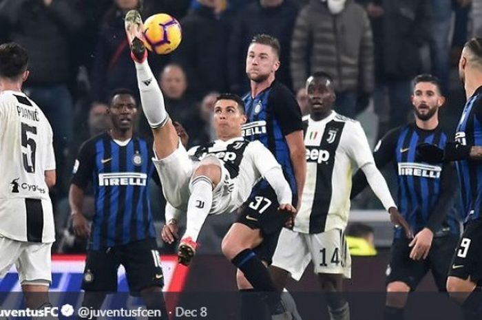 Megabintang Juventus, Cristiano Ronaldo, melepaskan tendangan salto dalam laga Liga Italia melawan Inter Milan di Stadion Allianz, Turin pada 7 Desember 2018.