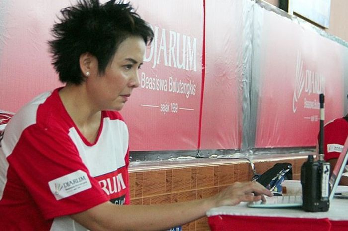 Salah satu legenda bulu tangkis Indonesia, Yuni Kartika, saat ikut menyeleksi peseta Audisi Djarum Beasiswa Bulutangkis 2017 di GOR Angkasa, Pekanbaru.