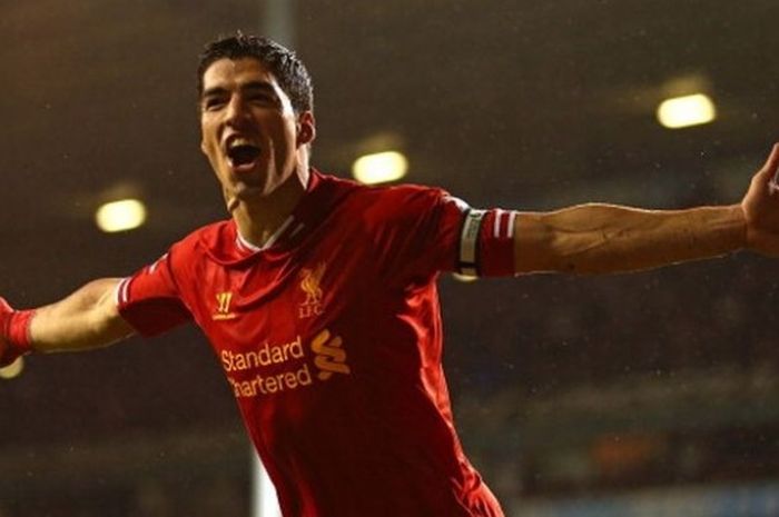 Penyerang Liverpool, Luis Suarez, merayakan gol yang dia cetak ke gawang Tottenham Hotspur dalam pertandingan Premier League di White Hart Lane, London, Inggris, 15 Desember 2013.