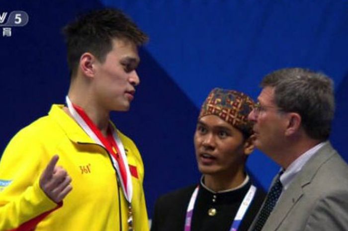 Atlet renang peraih medali emas nomor gaya bebas 200 meter putra, Sun Yang, melakukan protes kepada panitia usai lagu kebangsaan China tidak diputar hingga selesai saat upacara penyerahan medali di Aquatic Center Gelora Bung Karno, Jakarta, Minggu (19/8/2018).