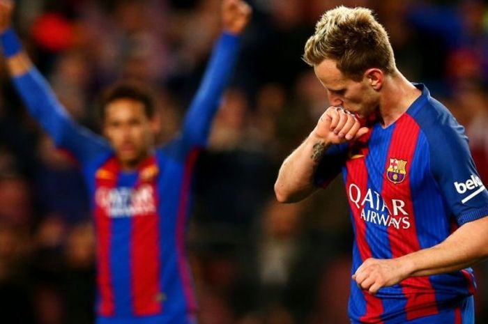 Selebrasi gelandang Barcelona, Ivan Rakitic, seusai mencetak gol ke gawang Celta Vigo dalam pertandingan La Liga 2016-2017 di Stadion Camp Nou, Barcelona, Spanyol, pada Sabtu (4/3/2017).