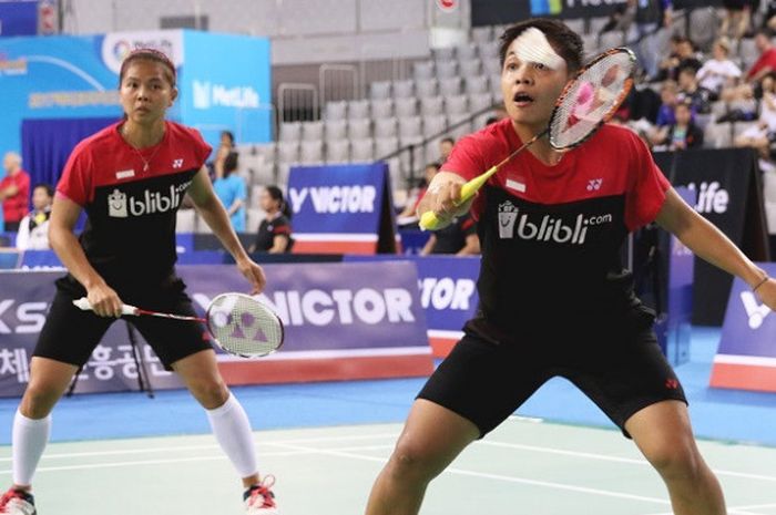 Pasangan ganda putri Indonesia, Greysia Polii/Apriani Rahayu, mengembalikan kok ke arah Misaki Matsutomo/Ayaka Takahashi (Jepang)  pada babak perempat final Korea Terbuka di SK Handball Stadium, Jumat (15/9/2017).