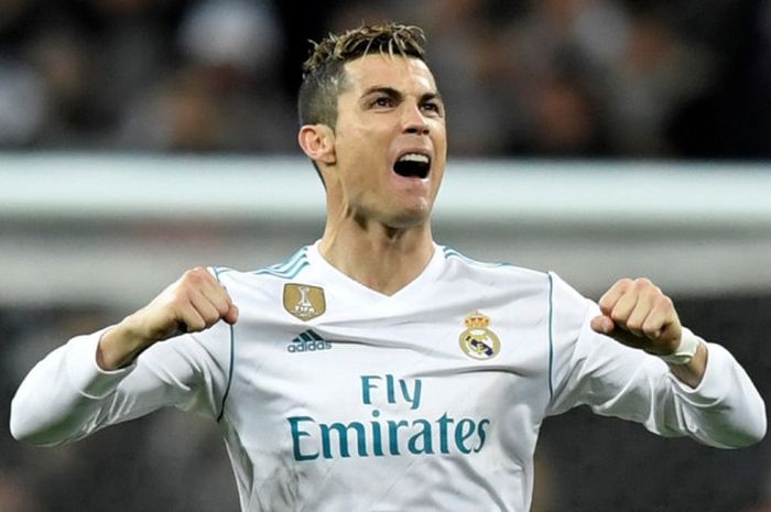   Megabintang Real Madrid, Cristiano Ronaldo, melakukan selebrasi setelah mencetak gol ke gawang Paris Saint-Germain dari titik penalti pada laga leg pertama babak 16 besar Liga Champions di Stadion Santiago Bernabeu, Rabu (14/2/2018) waktu setempat.  