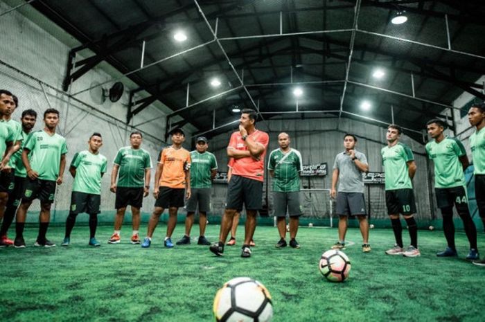 Skuat Persebaya menggelar latihan di lapangan futsal dan dipimpin langsung oleh pelatih mereka, Angel Alfredo Vera.