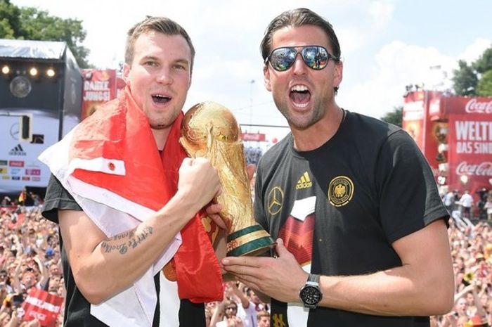 Kevin Grosskreutz (kiri) dan Roman Weidenfeller merayakan kesuksesan tim nasional (timnas) Jerman menjuarai Piala Dunia 2014 di Berlin, 15 Juli 2014.