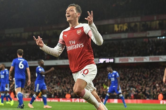 Gelandang Arsenal, Mesut Oezil, merayakan gol yang dicetak ke gawang Leicester City dalam laga Liga Inggris di Stadion Emirates, London, Inggris pada 22 Oktober 2018.