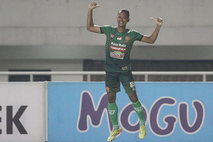 Penyerang PS TNI, Sansan Fauzi Husaeni, merayakan gol yang dicetaknya ke gawang Mitra Kukar, Selasa (26/9/2017).