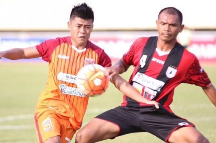 Winger Pusamania Borneo FC, Jefri Kurniawan duel dengan bek Persipura, Ricardo Salampessy di Stadion Mandala, Jayapura, Sabtu (5/11/2016) sore. 