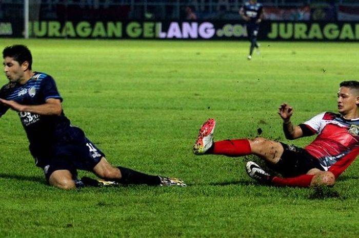 Penyerang Persiba, Syamsir Alam (kanan) saat melakukan tekel kepada gelandang Arema, Esteban Vizcarra di Stadion Kanjuruhan, Kab Malang, Minggu (1/5/2016). 