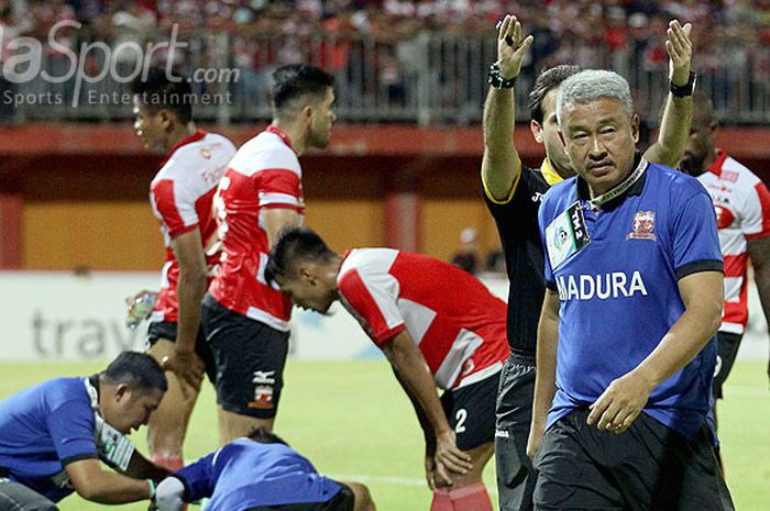 Pelatih kiper Madura United, saat mendampingi tim melawan Pusamania Borneo FC pada pekan ke-29 Liga 1 di Stadion Ratu Pamellingan Pamekasan, Jawa Timur, Jumat (13/10/2017) malam.