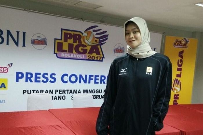 Pemain tim voli putri Jakarta Elektrik PLN, Wilda Siti Nurfadilah, berpose di GOR PSCC, Palembang, Minggu (5/2/2017).