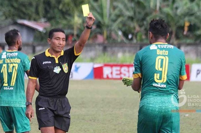 Penyerang Sriwijaya FC, Alberto Goncalvez, tak bisa perkuat tim menghadapi Arema FC, Jumat (20/10/2017). Dia dihukum kartu kuning karene selebrasi berlebihan dengan melepaskan sepatunya saat melawan Perseru Serui.