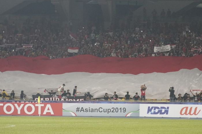   Sang Merah Putih berkibar di salah satu tribune Stadion Bukit Jalil jelang laga Timnas U-16 Indonesia vs India pada laga pamungkas Grup C Piala Asia U-16 2018, 27 September 2018.   