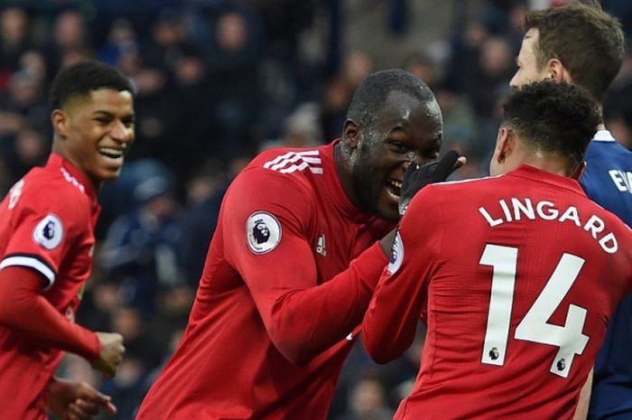 Gelandang Manchester United, Jesse Lingard, merayakan gol yang dia cetak bersama Romelu Lukaku dalam laga Liga Inggris kontra West Bromwich Albion di Stadion The Hawthorns, West Bromwich, pada 17 Desember 2017.