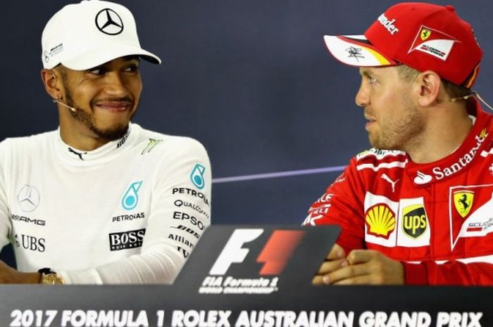 Sebastian Vettel dari tim ferarri dan Lewis Hamilton dari tim Mercedes saat melakukan konferensi pers dalam F1 Grandprix Australia di Albert Park, 26 Maret 2017. 