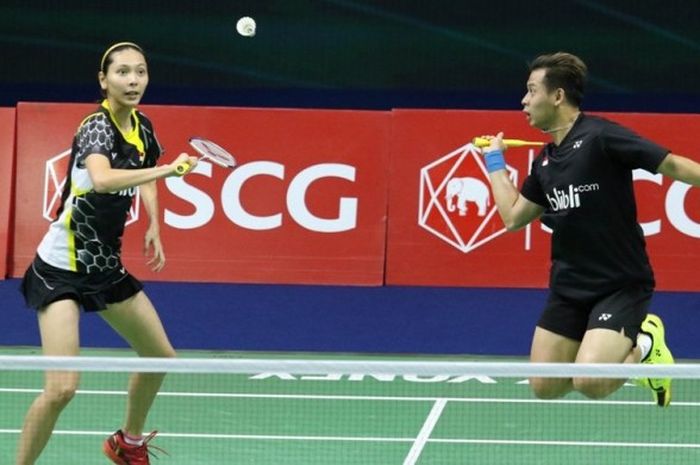 Pasangan ganda campuran Indonesia, Riky Widianto/Gloria Emanuelle Widjaja, mengembalikan kok dari pasangan Malaysia, Tan Kian Meng/Lai Pei Jing, pada babak kedua Thailand Terbuka di Nimibutr Stadium, Bangkok, Kamis (6/10/2016).