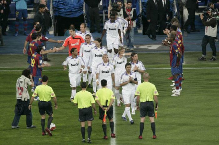 Barcelona memberi guard of honour kepada Real Madrid.