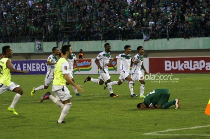 Para pemain PSMS Medan merayakan kemenangan adu penalti kontra Persebaya dalam duel babak delapan besar Piala Presiden 2018 di Stadion Manahan, Solo, Sabtu (3/2/2018) sore WIB.