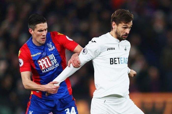 Fernando Llorente saat mengontrol bola dalam laga Premier League antara Crystal Palace dan Swansea City di Selhurst Park, London, Inggris, 03 Januari 2017. 