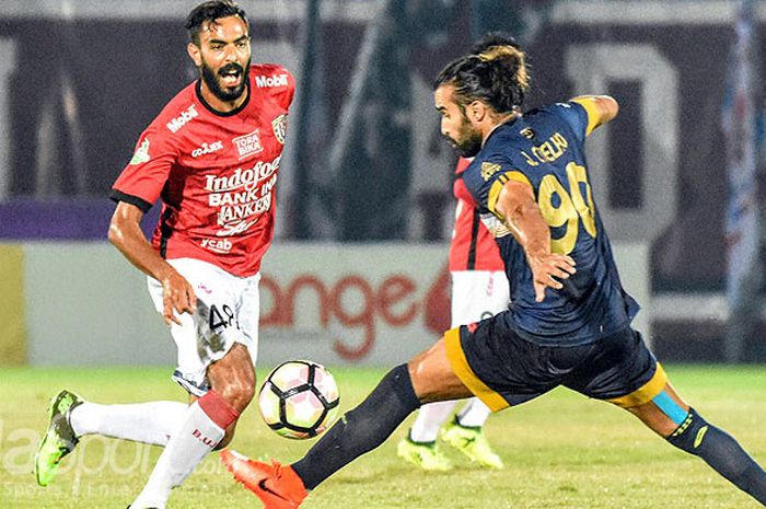 Pergerakan gelandang serang Bali United, Marcos Flores (kiri) berusaha dihadang marquee player Persela, Jose Manuela Barbosa Alves, dalam laga lanjutan Liga 1 di Stadion Kapten I Wayan Dipta, Gianyar, Minggu (3/9/2017) malam.