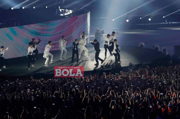 Penampilan boy band asal Korea Selatan, Super Junior, pada closing ceremony Asian Games 2018 di Stadion Utama Gelora Bung Karno, 2 September 2018.