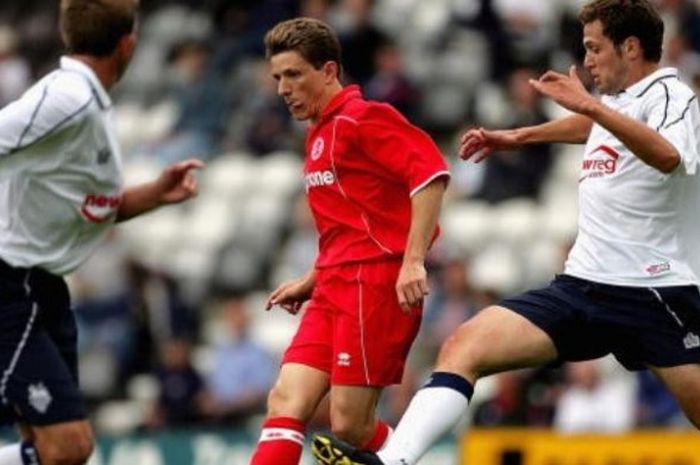 Juninho Paulista (kostum merah) saat membela Middlesbrough dalam laga kontra Preston NOrth End di Stadion Deepdale, 24 Juli 2004