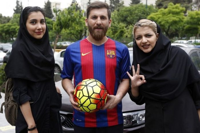 Pria Iran yang memiliki paras mirip Lionel Messi, Reza Parastesh, berfoto dengan fans di jalanan Kota Tehran, Iran, pada 8 Mei 2017.