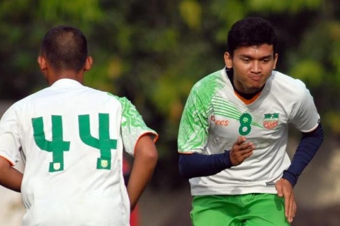 Striker Persela Lamongan musim 2016, Dendi Sulistiawan, dalam sesi latihan Bhayangkara FC di lapangan Polda Jatim, Sabtu (14/1/2016) sore. 