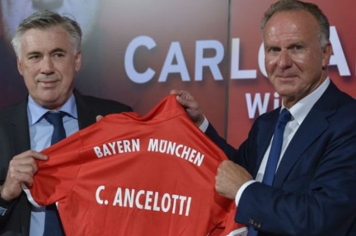 Pelatih baru FC Bayern Muenchen, Carlo Ancelotti (kiri) dan direktur klub, Karl-Heinz Rummenigge berpose dalam perkenalan resmi Ancelotti di Muenchen, Senin (11/7/2016) waktu setempat. 