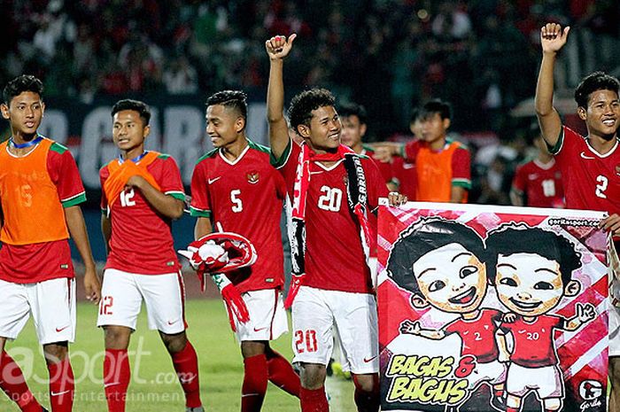  Duo kembar timnas U-16 Indonesia, Amiruddin Bagus Kahfi dan Amiruddin Bagas Kaffa, menyapa pendukun