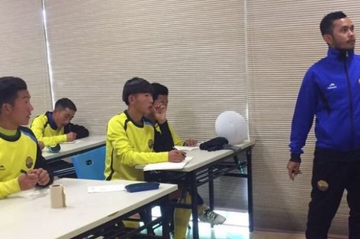 Pelatih muda asal Indonesia, Muhamad Yusup Prasetiyo, memberikan pengarahan kepada timnya Lijiang FC U-15. 