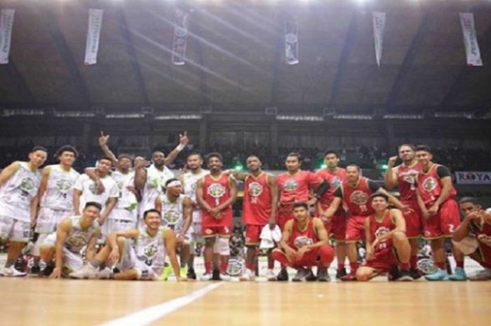 Seluruh pemain tim merah dan putih berpose bersama usai laga IBLL Pertalite All-Star 2018 yang digelar di BritAma Arena Mahaka Square, Kelapa Gading, Jakarta, Minggu (7/1/2018).