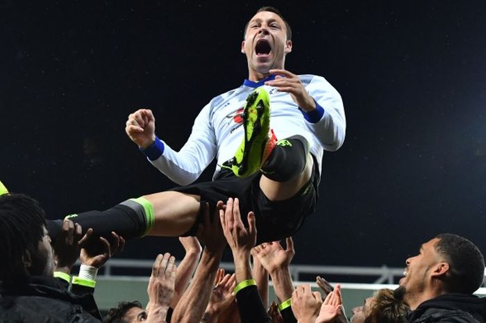 Kapten Chelsea, John Terry, merayakan keberhasilan timnya menjuarai Premier League setelah menang atas West Bromwich Albion di Stadion The Hawthorns, West Bromwich, Inggris, pada 12 Mei 2017.