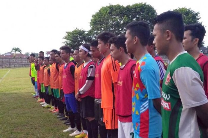 Suasana seleksi PS Bengkulu yang diikuti pemain lokal di Stadion Semarak, Bengkulu, Sabtu (1/4/2017).