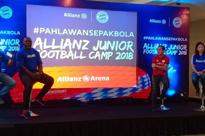 Head of Market Management Allianz Indonesia, Karin Zulkarnaen (kanan), bersama mantan pesepak bola nasional, Vennard Hutabarat (kedua dari kanan), pelatih Barito Putera, Jacksen F Tiago (kedua dari kiri), dan jurnalis olahraga, Weshley Hutagalung, dalam jumpa pers Allianz Junior Football Camp 2018 di Hotel Bellezza, Jakarta Selatan, pada Minggu (1/7/2018).