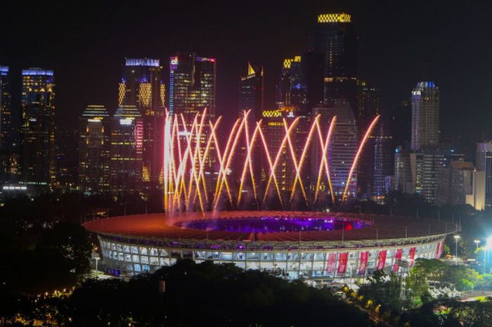   Kembang api pertama di upacara pembukaan Asian Para Games 2018 di Stadion Gelora Bung Karno, Jakar