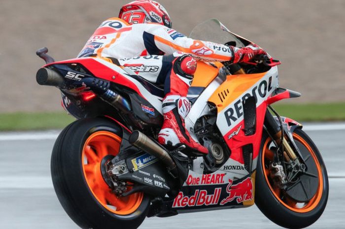 Pebalap Repsol Honda, Marc Marquez, saat mengikuti sesi latihan bebas kedua MotoGP Valencia 2018 yang diselenggarakan pada Jumat (16/11/2018).