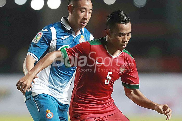 Aksi pemain Timnas Indonesia U-19, Nurhidayat Haji Haris, saat berebut bola dengan pemain Espanyol dalam laga uji coba melawan Espanyol B di Stadion Gelora Bandung Lautan Api, Jumat (14/7/2017).