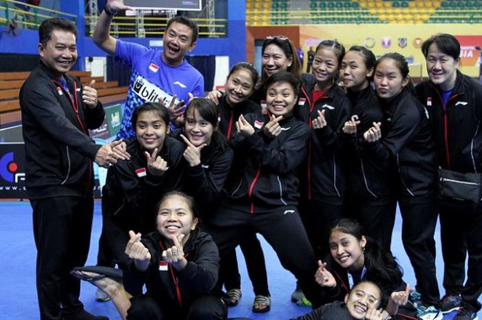 Tim bulu tangkis putri Indonesia berpose setelah menang 3-1 atas India pada perempat final Kejuaraan Beregu Asia yang berlangsung di Stadium Sultan Abdul Halim, Alor Setar, Kedah, Malaysia, Jumat (9/2/2018).