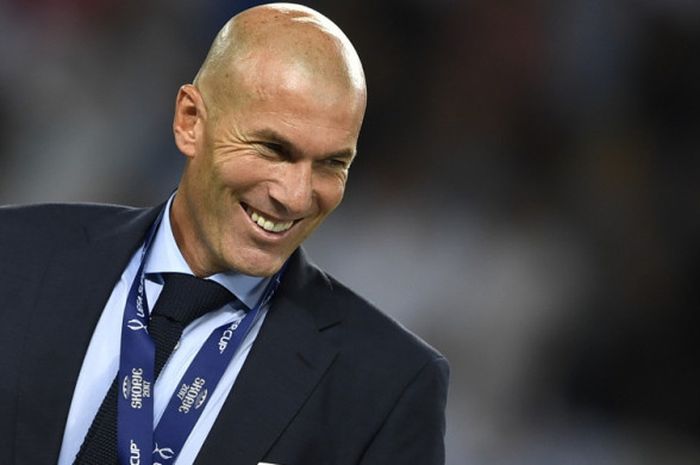 Pelatih Real Madrid, Zinedine Zidane, tersenyum setelah timnya berhasil menjuarai Piala Super Eropa 2017 dengan mengalahkan Manchester United di Stadion Nacionalna Arena Filip II, Rabu (9/8/2017) dini hari WIB.