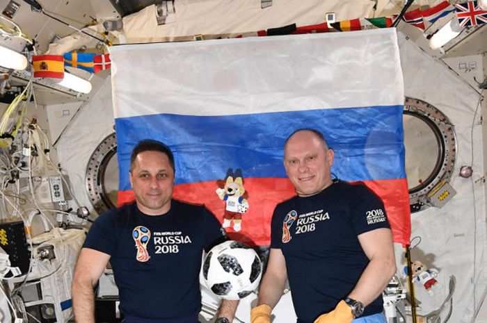 Dua orang astronot asal Rusia, Oleg Artemyev dan Anton Shkaplerov menyambut Piala Dunia 2018