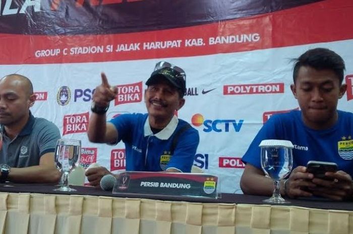 Pelatih Persib, Djadjang Nurdjaman (tengah) dalam jumpa pers timnya kontra Persela laga terakhir Grup C, Kamis (16/2/2017) sore. 