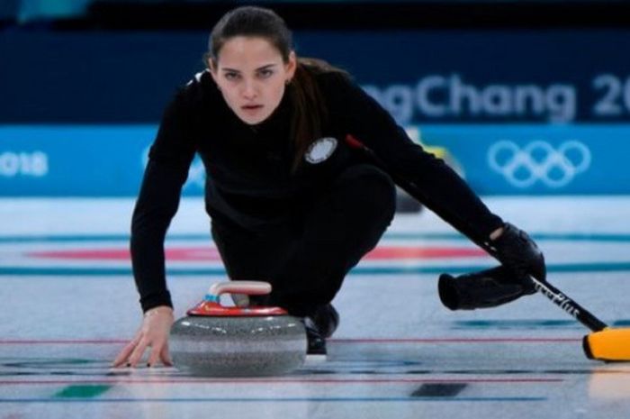 Atlet curling asal Rusia, Anastasia Bryzgalova, saat tampil pada ajang Olimpiade Musim Dingin PyeongChang 2018.