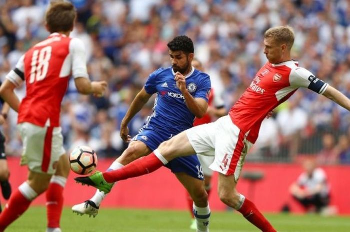 Bek Arsenal, Per Mertesacker, mencuri bola dari kaki striker Chelsea, Diego Costa, pada laga final Piala FA di Stadion Wembley, London, Inggris, 27 Mei 2017.