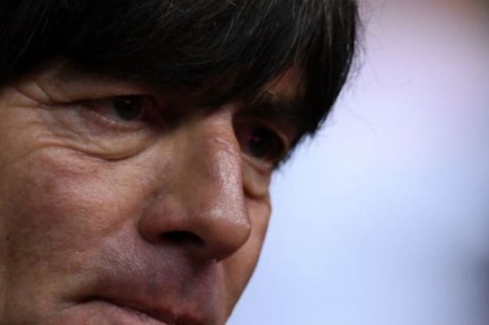 Ekspresi pelatih Jerman, Joachim Loew, sebelum laga kontra Azerbaijan pada pertandingan Kualifikasi Piala Dunia 2018 di Baku, Minggu (26/3/2017). 