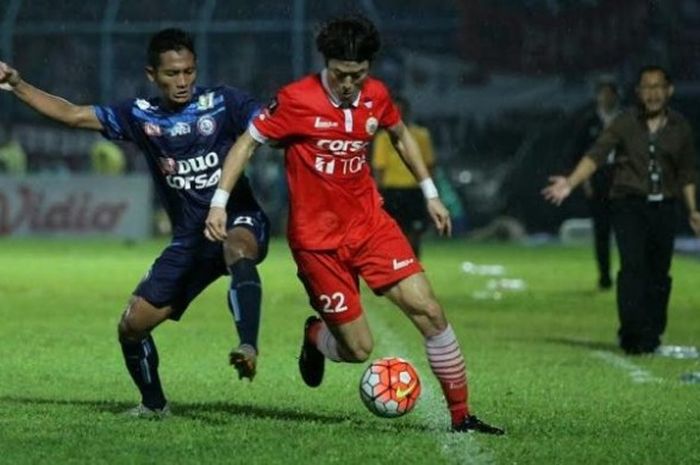 Gelandang Persija, Hong Son-hak (kanan) mencoba lepas dari kawalan pemain Arema pada laga Grup B Piala Presiden 2017 di Stadion Kanjuruhan, Kab Malang, Sabtu (11/2/2017) malam. 