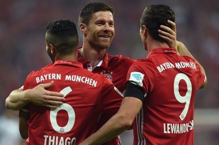 Gelandang Bayern Muenchen, Xabi Alonso, merayakan gol ke gawang Werder Bremen bersama rekan-rekannya di Allianz Arena, 26 Agustus 2016.