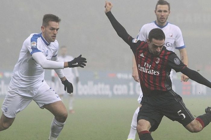 Gelandang AC Milan, Giacomo Bonaventura (kanan), melepaskan tembakan di tengah kawalan pemain Atalanta dalam laga Serie A di Stadion San Siro, Milan, 17 Desember 2016.